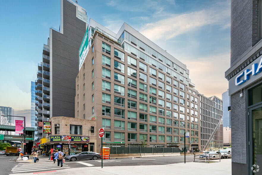 4215 Crescent St, Long Island City, NY for lease - Primary Photo - Image 1 of 7