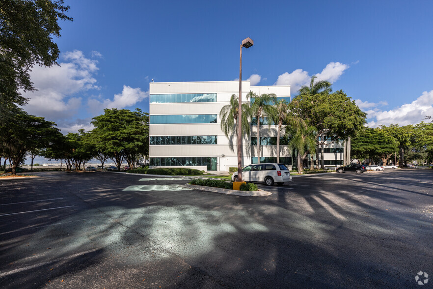 5775 Blue Lagoon Dr, Miami, FL for lease - Building Photo - Image 3 of 29