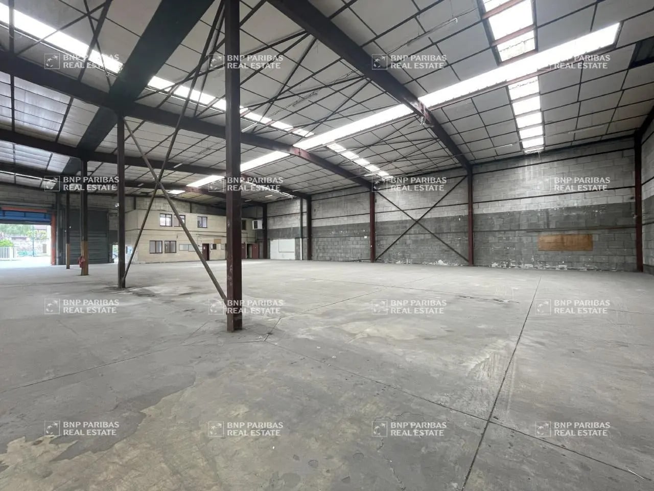 Flex in Plaisir for lease Building Photo- Image 1 of 4