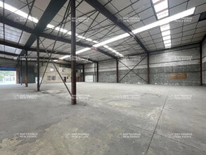 Flex in Plaisir for lease Building Photo- Image 1 of 4