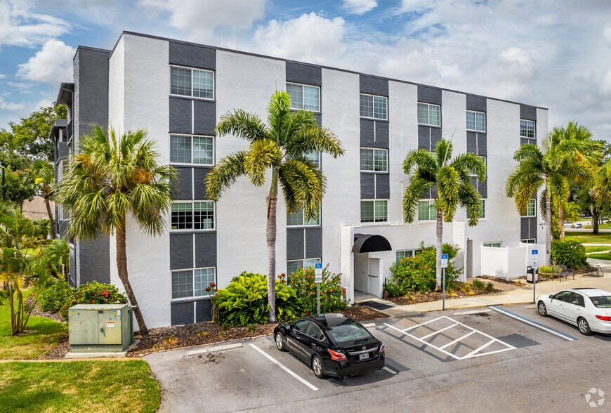 120 47th Ave N, Saint Petersburg, FL for sale - Primary Photo - Image 1 of 1