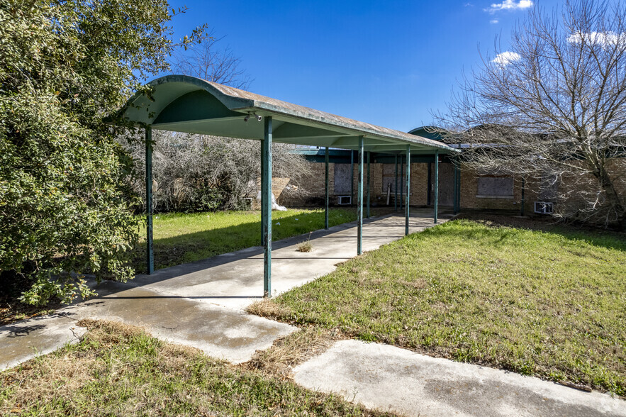 1800 Cartwheel Dr, Gonzales, TX for lease - Building Photo - Image 1 of 8