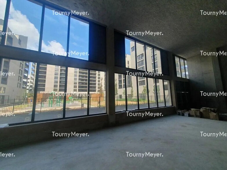 Flex in Bordeaux for sale - Interior Photo - Image 2 of 7