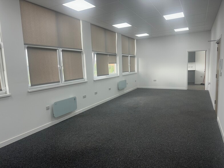 Coldharbour Ln, Rainham for lease - Interior Photo - Image 3 of 12