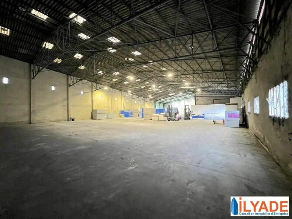 Flex in Bouc-Bel-Air for lease Interior Photo- Image 1 of 8