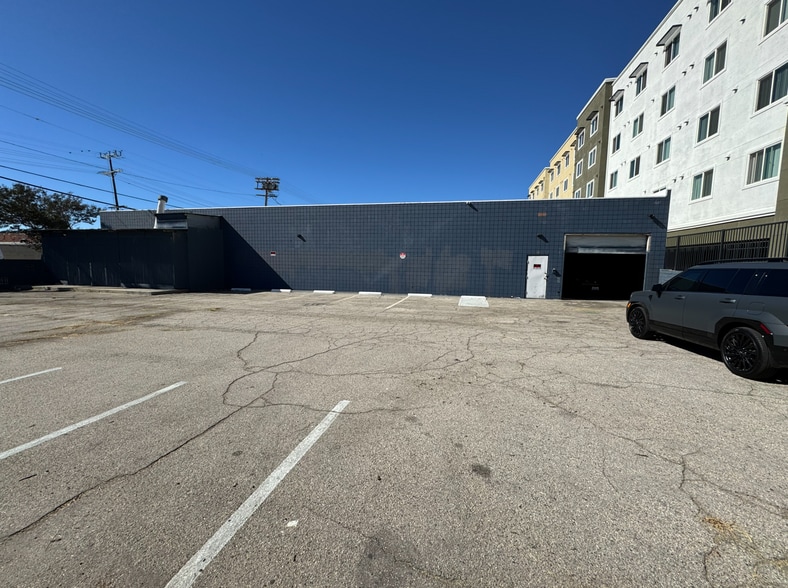 13607 Saticoy St, Van Nuys, CA for lease - Building Photo - Image 2 of 14