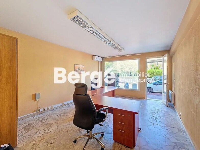 Retail in Cannes for sale - Interior Photo - Image 2 of 4