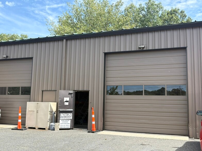 740 Quaker Hwy, Uxbridge, MA for lease - Building Photo - Image 2 of 3