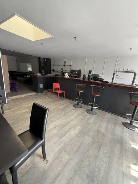 Retail in Bordeaux for lease - Building Photo - Image 3 of 4