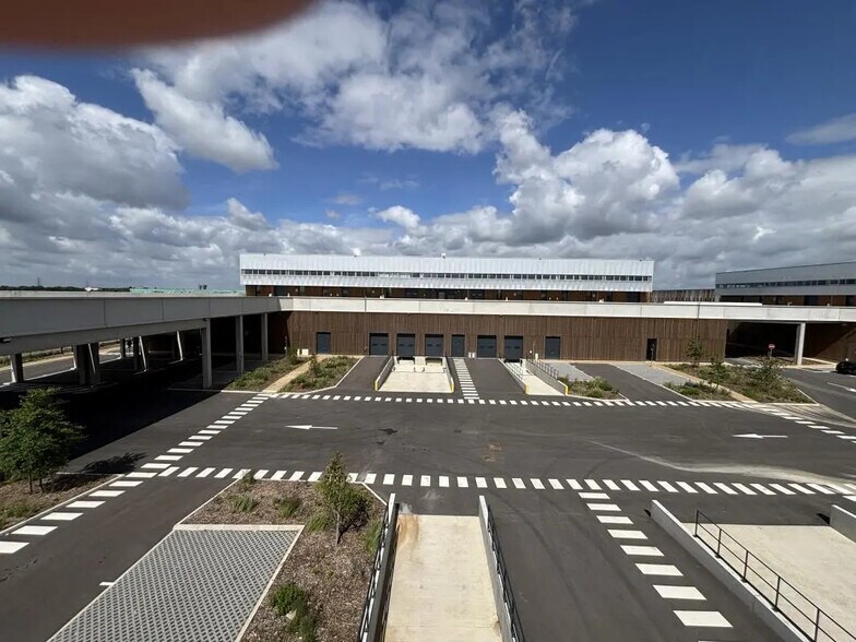 Industrial in Tremblay-en-France for lease - Building Photo - Image 1 of 11