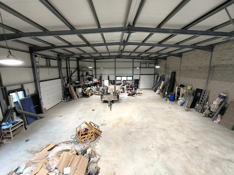 Flex in Saint-Leu-la-Forêt for lease - Interior Photo - Image 2 of 7