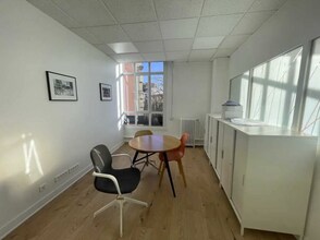 Office in Paris for lease Interior Photo- Image 2 of 3