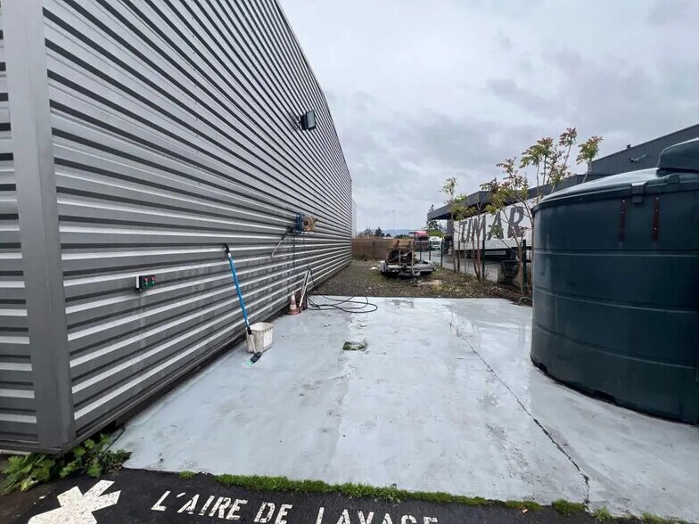 Office in Arnas for lease - Building Photo - Image 2 of 6