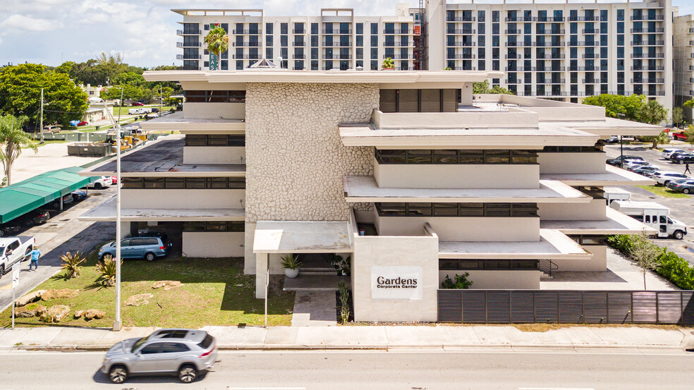 1125 NE 125th St, North Miami, FL for lease - Building Photo - Image 1 of 12