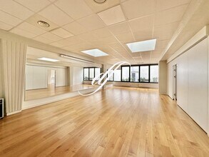 Office in Paris for lease Interior Photo- Image 2 of 3