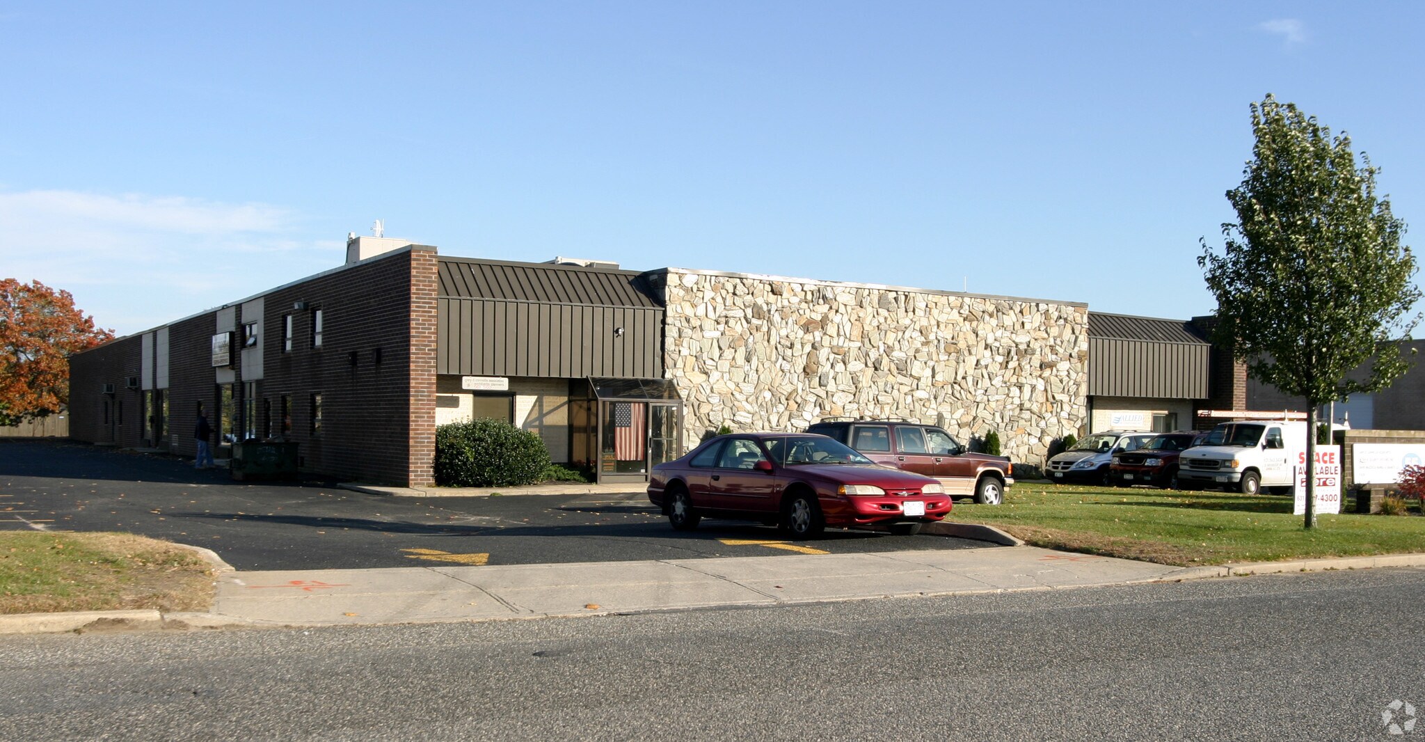 55 Knickerbocker Ave, Bohemia, NY 11716 1,995 SF 100 A/C OfficeR&D Space