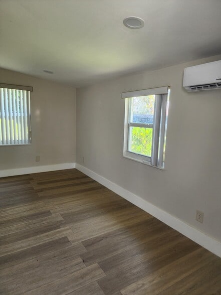 741 Hibiscus Ave, Pompano Beach, FL for sale - Interior Photo - Image 2 of 43