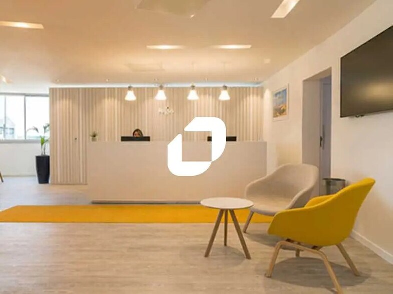 Office in Mérignac for lease - Lobby - Image 2 of 6