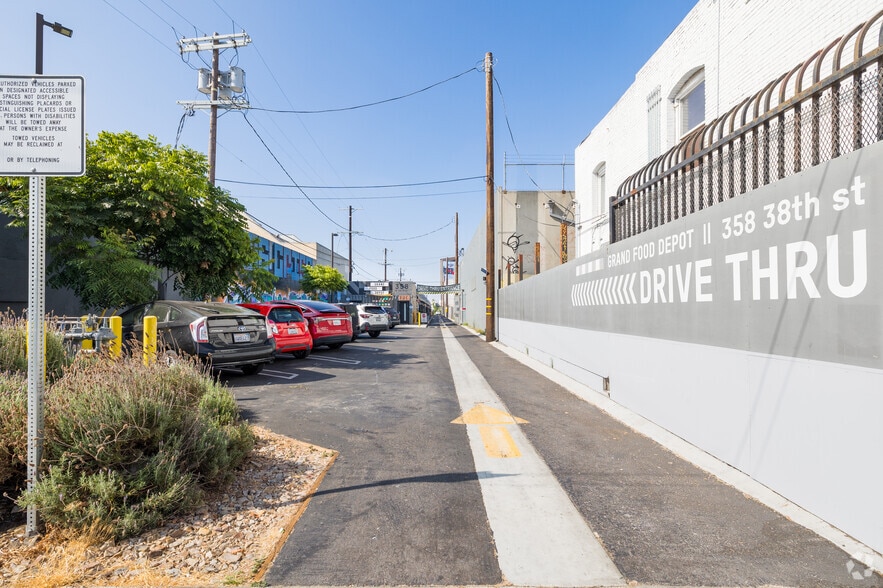358 W 38th St, Los Angeles, CA for lease - Building Photo - Image 2 of 22