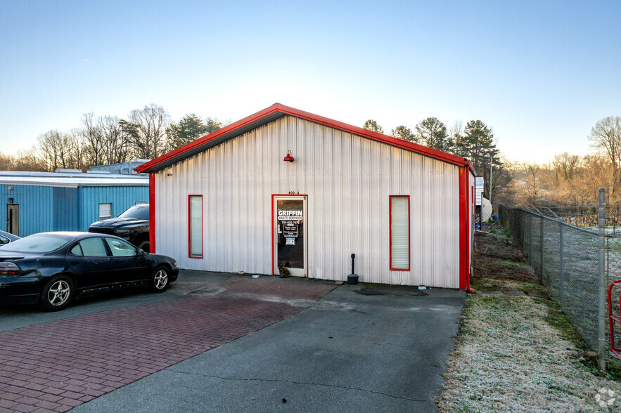 400 Oakland Dr, Lowell, NC for sale - Primary Photo - Image 1 of 9