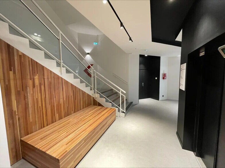 Flex in Nanterre for lease - Building Photo - Image 1 of 3