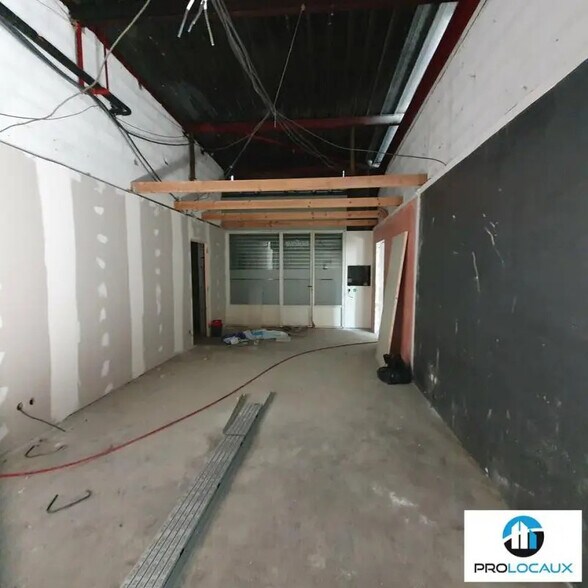 Flex in Saint-Martin-le-Vinoux for lease - Interior Photo - Image 3 of 6
