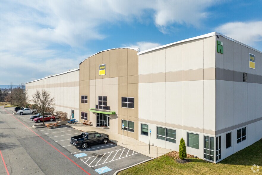 1490 Dennison Cir, Carlisle, PA for sale - Building Photo - Image 1 of 1