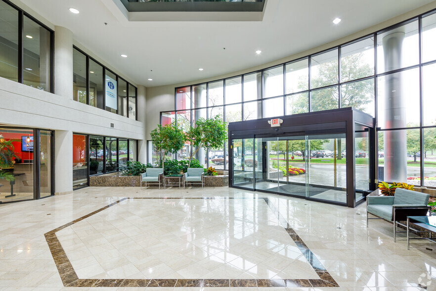 39500 Orchard Hill Pl, Novi, MI for lease - Lobby - Image 3 of 8