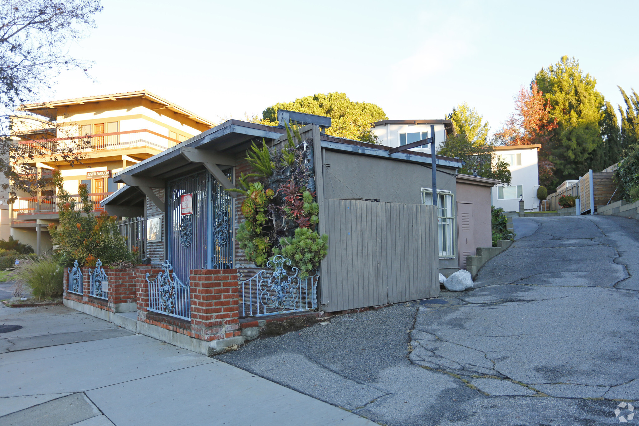 2521-2523 Foothill Blvd, La Crescenta, CA for sale Primary Photo- Image 1 of 1