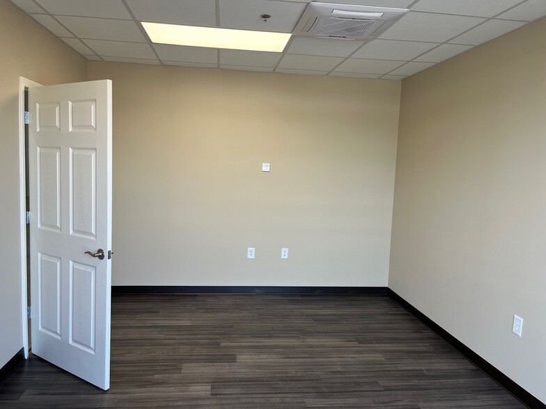 1750 Friendship Cir, Cumming, GA for lease - Interior Photo - Image 3 of 4