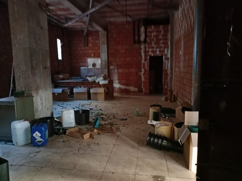 Retail in Cáceres for lease - Interior Photo - Image 1 of 5