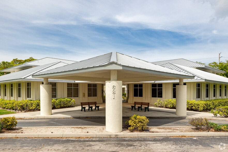 681 Goodlette Rd N, Naples, FL for lease - Building Photo - Image 2 of 5
