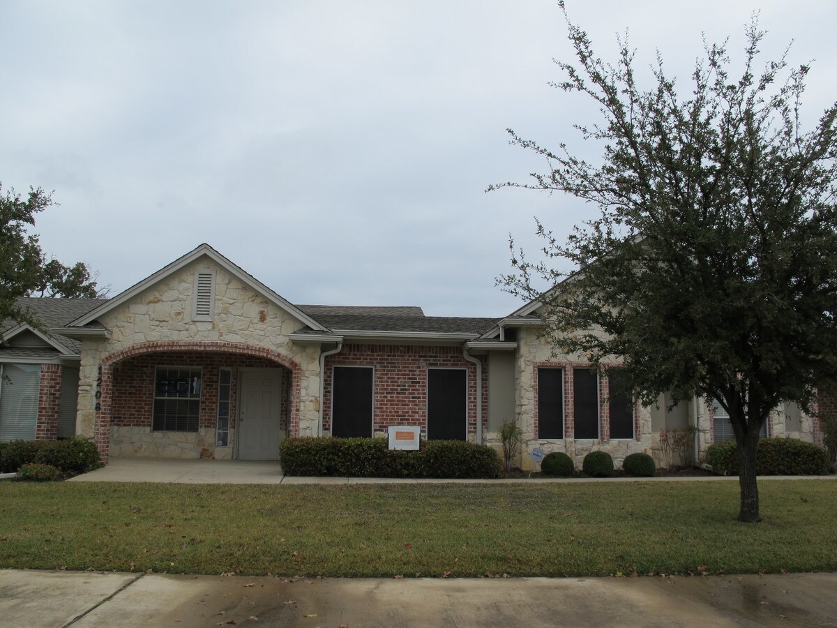 1208 Bent Oaks Ct, Denton, TX 76210