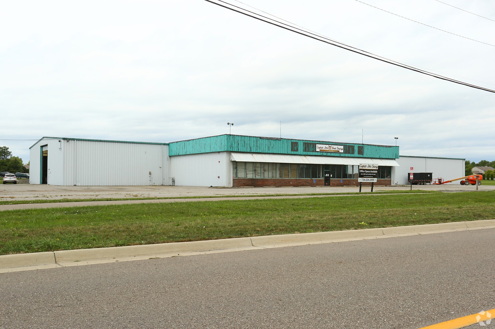 28002 N Gibraltar Rd, Gibraltar, MI for sale Primary Photo- Image 1 of 1