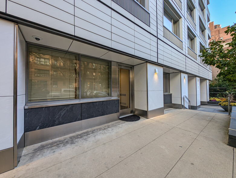 211 E 70th St, New York, NY for lease - Building Photo - Image 3 of 10