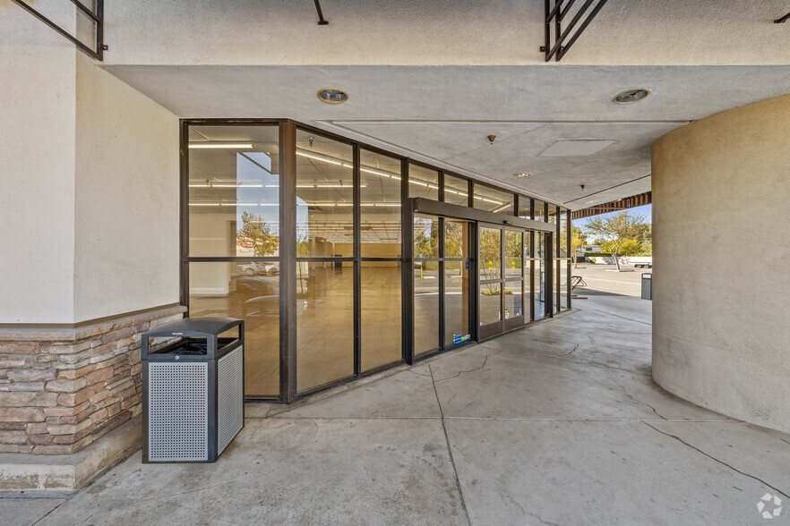 22828-22968 Victory Blvd, Woodland Hills, CA for lease - Building Photo - Image 3 of 11