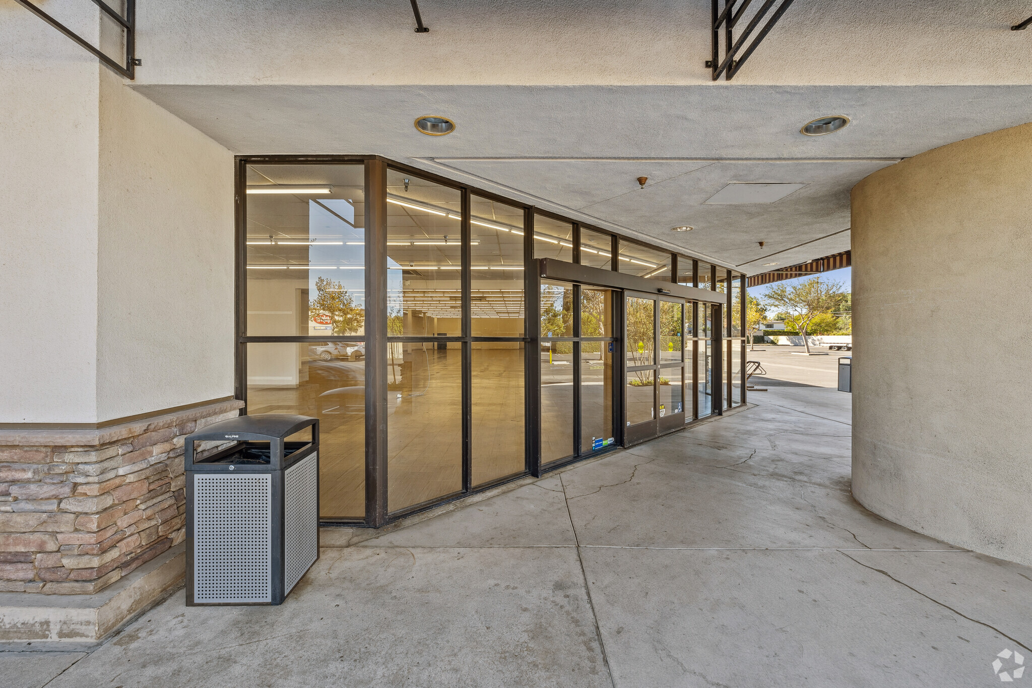 22828-22968 Victory Blvd, Woodland Hills, CA for lease Building Photo- Image 1 of 13