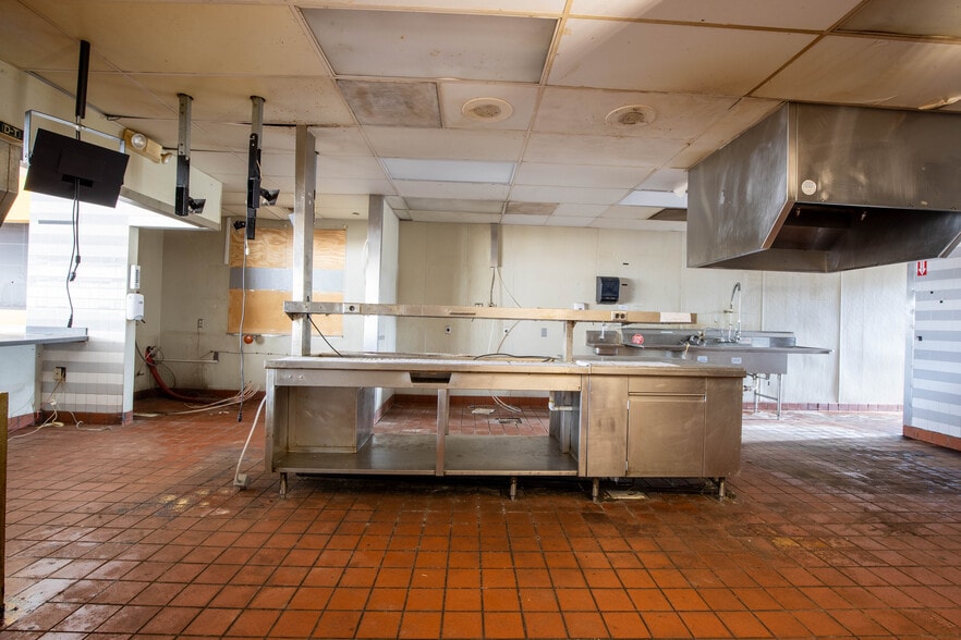 14109 Highway 226 S, Spruce Pine, NC for sale - Interior Photo - Image 2 of 45