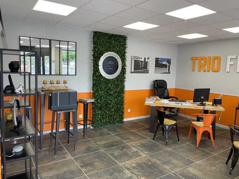 Retail in Chantilly for lease - Interior Photo - Image 1 of 4