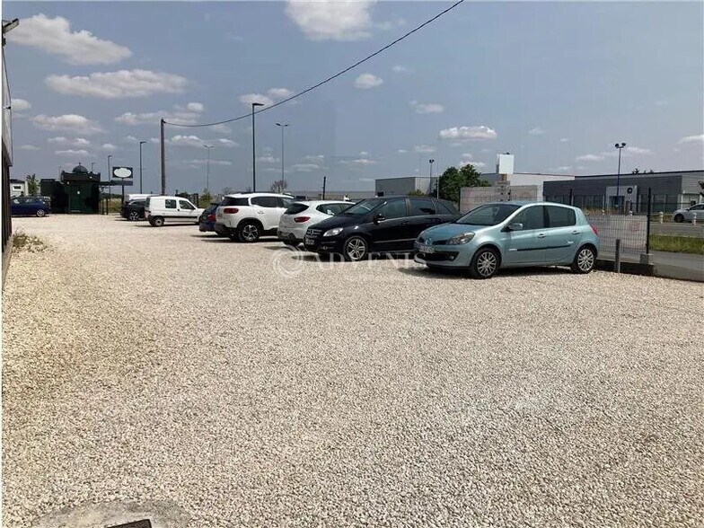 Retail in Saint-Ouen for lease - Building Photo - Image 3 of 4