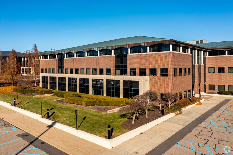 39533 Woodward Ave, Bloomfield Hills, MI for lease - Building Photo - Image 3 of 8