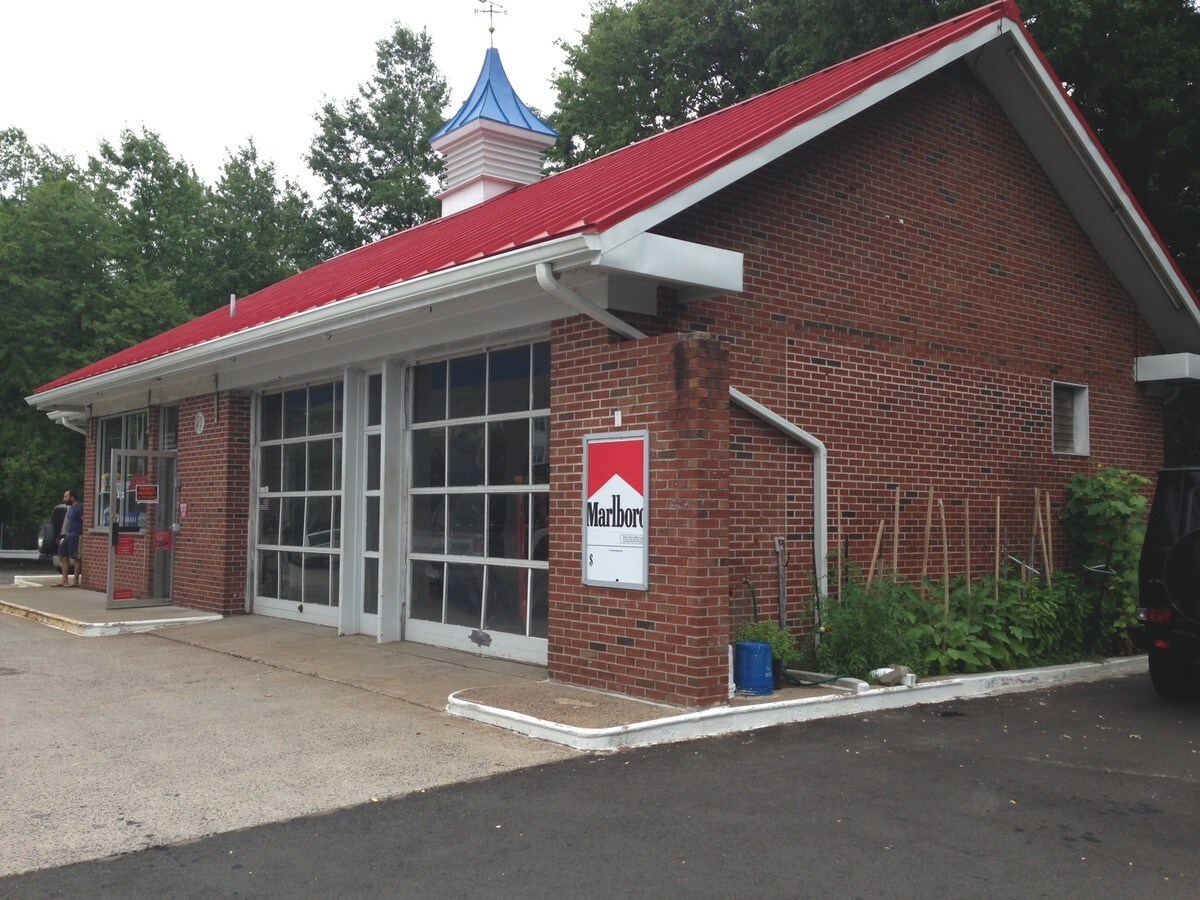 320 Molnar Dr, Elmwood Park, NJ 07407