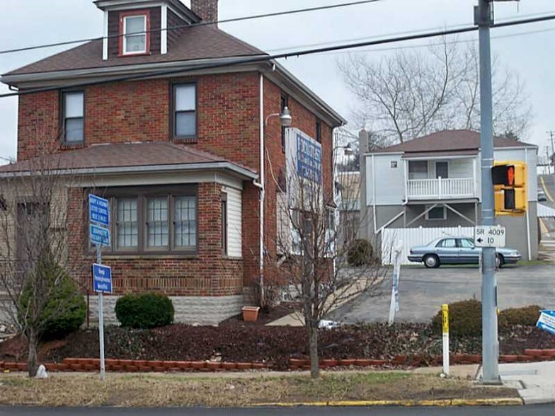 826 Lowry Ave, PA 15644