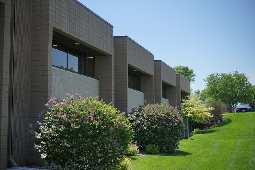 3459 Washington Dr, Eagan, MN for lease - Building Photo - Image 1 of 2