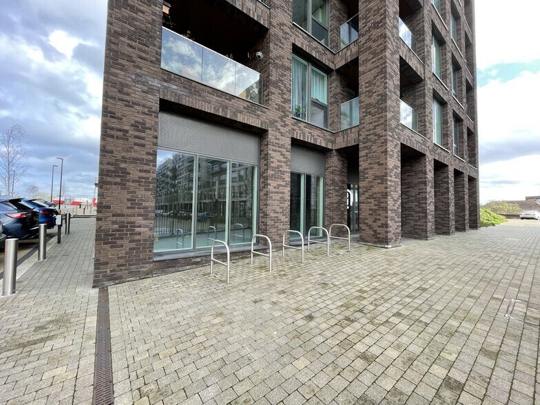 27 Shackleton Way, London for lease - Building Photo - Image 2 of 7