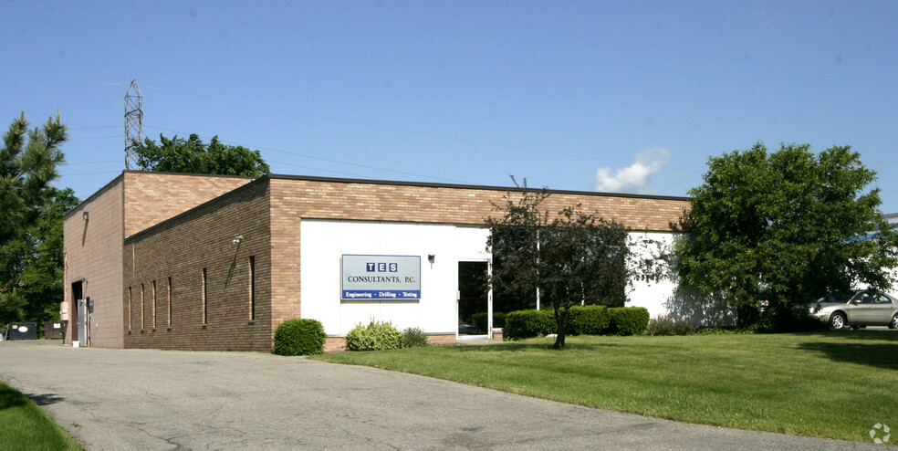 23943 Industrial Park Dr, Farmington Hills, MI for lease - Building Photo - Image 2 of 3