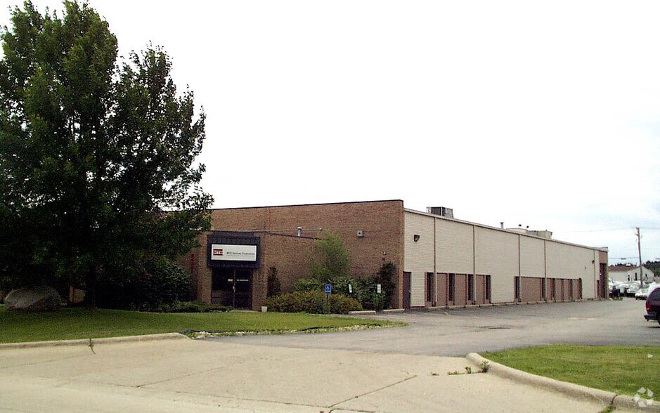 24301 Indoplex Cir, Farmington, MI for lease - Building Photo - Image 2 of 6