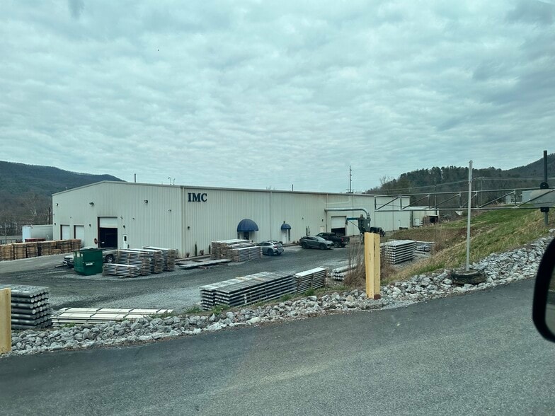 3237 Unicoi Dr, Unicoi, TN for sale - Building Photo - Image 2 of 9