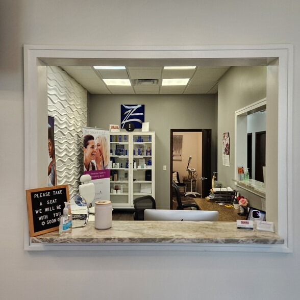 8732 W Fountain Ave, Tampa, FL for lease - Interior Photo - Image 3 of 13