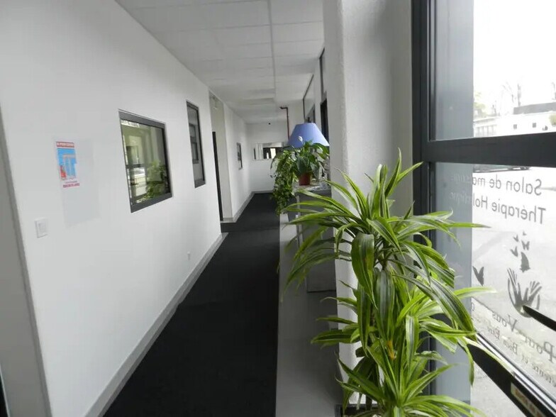 Retail in Bourgoin-Jallieu for lease - Building Photo - Image 2 of 11